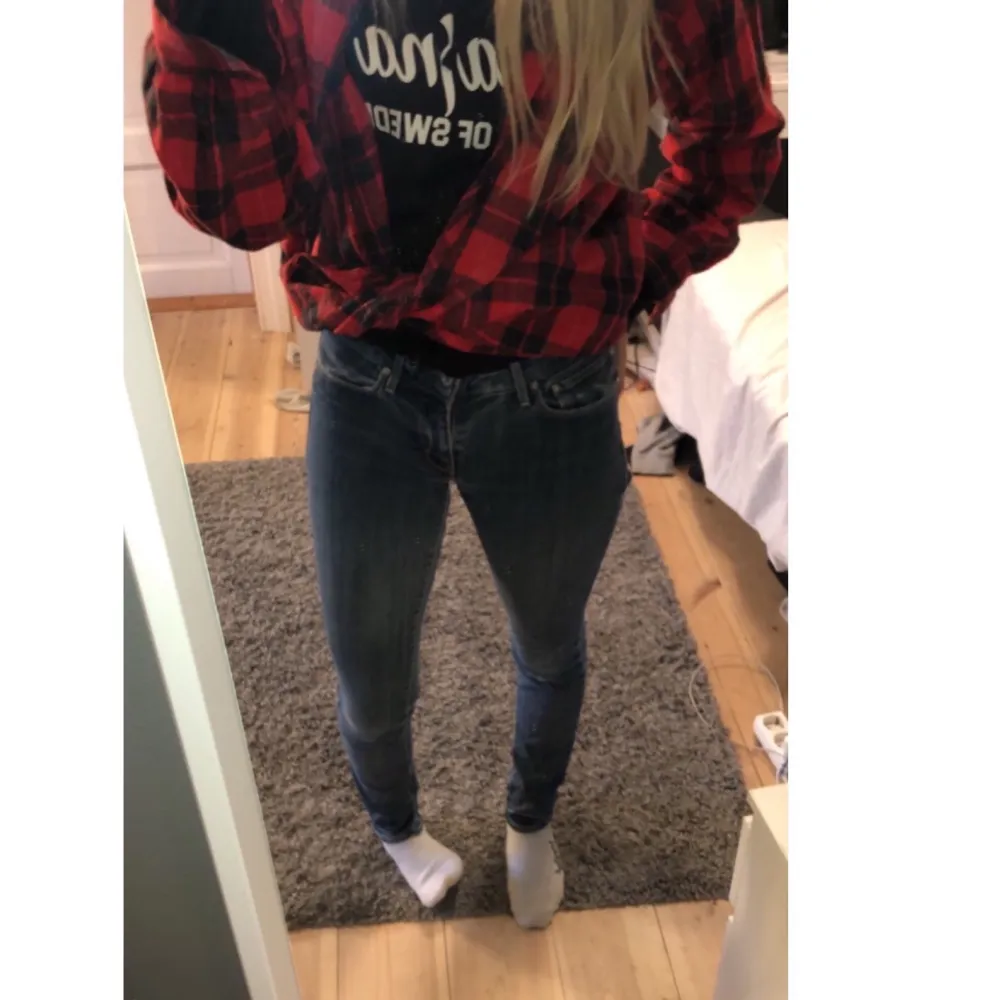 Lågmidjade Levisjeans i fint skick  Storlek 27 (men passar även mig som vanligtvis har 24/25 i midjan) 300 kr+frakt, pris går att diskuteras Alla kläder skickas nytvättade💕 . Jeans & Byxor.