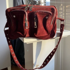 Vinröd Nunoo bag  - Snygg Nunoobag som jag köpte för 2 års sedan. Om fler är intersserade kan budgivning ske! Frakt 65kr❤️ nypris ca 1200kr