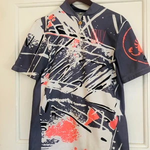 Cykeltröja  - Sportig cykeltröja från humana. Står ej storlek men den passar en medium, eller om man vill ha den lite lösare en small. (På bilden har jag den instoppad i en kjol.)