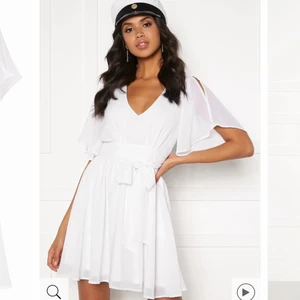 Vit klänning/ studentklänning  - Super fin vit klänning från Bubbleroom i storlek 38 som passar perfekt till studenten! Helt ny och aldrig använd! Prislappen är kvar! Kostar 499kr men säljer den för 300kr! Priset kan alltid diskuteras. Köparen står för frakten.😊