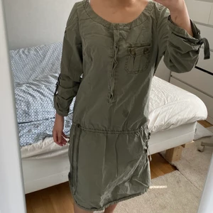Vintage klänning - Militärgrön klänning strl M-L