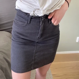 Kjol - En jätte fin kjol från h&m, säljer denna pga tycker den är lite för kort och för tajt i midjan. Men ett jätte fint sick och har volanger runt kanten där uppe färgen är lite svart/grå 💞