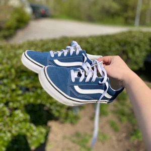 Vans - Blå vans i storlek 36,5 köpte för någon månad sedan, sällan använda då de är något för små för mig. Jag har vanligtvis storlek 37. Skitsnygga annars, passar till det mesta! Priset är exklusive frakt. Självklart putsar jag dem innan frakt.