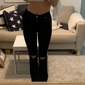 Bootcut jeans  - Säljer mina bootcut jeans med egengjorda hål på knäna. Stretchiga och väldigt bekväma. Går ner till fötterna på mig som är ca 175✨ de är i storlek XS men funkar på mig som vanligtvis har S! Köparen står för frakten🌟