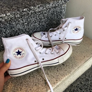 Vita höga Converse  - Säljer mina trendiga Converse som endast är använda fåtals gånger. Storlek 37/38. Säljs pga har liknande. 🙌🏼🙌🏼 Kan fraktas då köparen står för frakt eller mötas upp i Stockholm!! LÄGG BUDET I BUDGIVNINGSFUNKTIONEN FÖR ATR BUDET SKA GÄLLAS, BUD ÄR BINDANDE!!