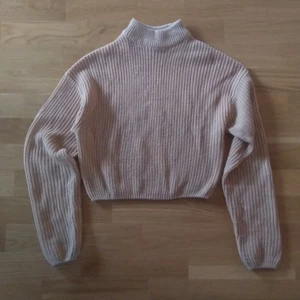 Beige polotröja  - En beige polotröja🔥 Använt några få gånger, och säljer den för den är lite för liten för mig:)