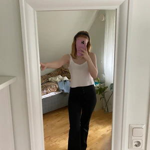 Svarta low waist kostymbyxor  - Svarta low waist kostymbyxor köpta second hand. De har tyvärr blivit för små och söker ett nytt hem. De är i hyfsat gott skick. En av knapparna sitter lite löst men det är något som lätt går att fixa med lite nål och tråd! Betalning sker via swish🥰