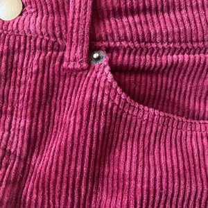 Manchesterbyxor - Säljer mina vinröda manchesterbyxor som tyvärr är för små för mig. Första bilden beskriver färgen bäst och sista bilden är hur de ser ut på modellen (modellen bär en annan färg)! Köparen står för frakten 📦  Nypris: 300kr ❤️