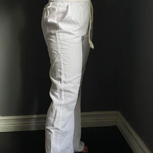 Linnebyxor från By Anastasia  - Säljer mina oanvända vita by Anastasia linnebyxor. Väldigt populära och slutsålda på deras hemsida. Säljer pga lite för stora. Detta är storlek xs/s