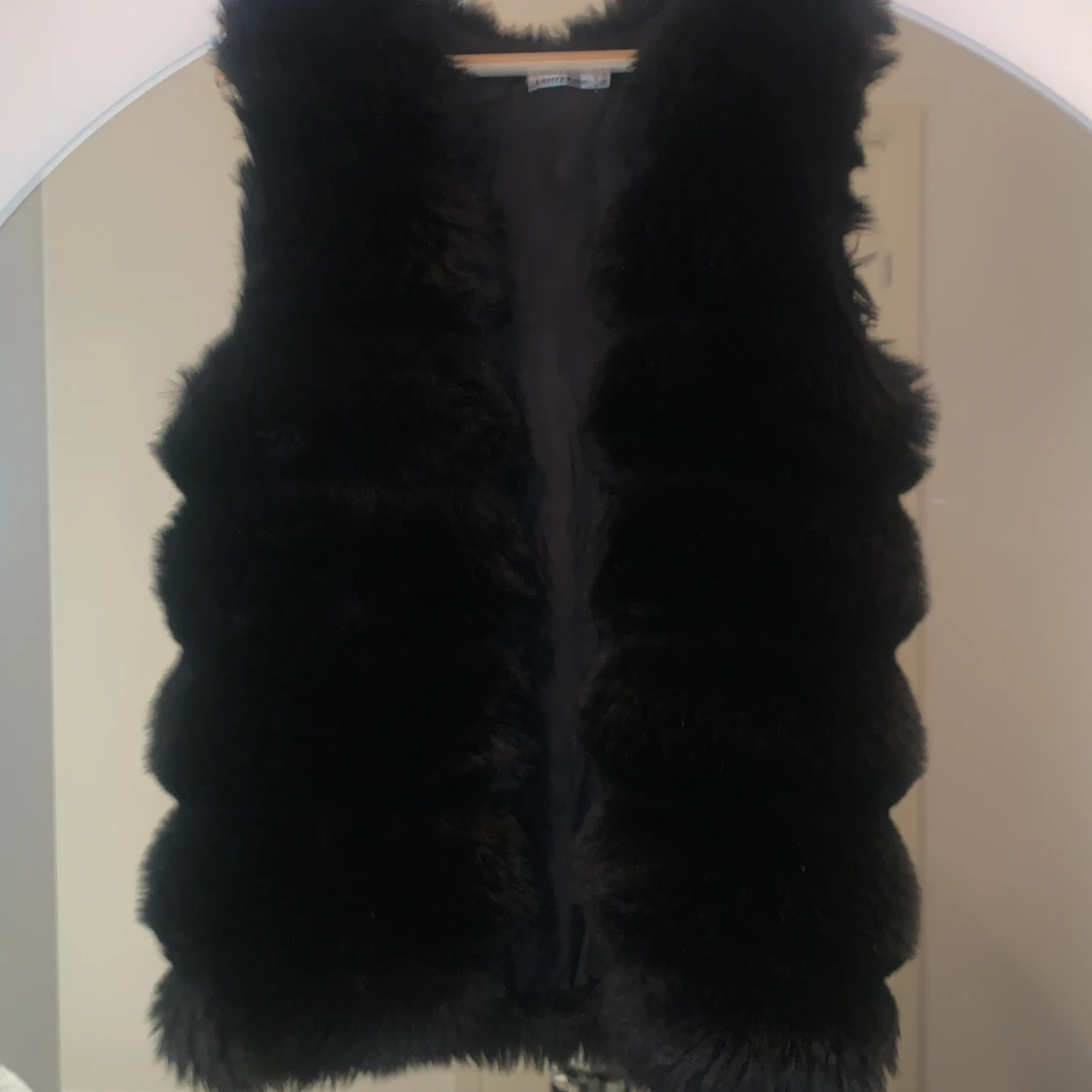 Svart fejk päls väst - 91