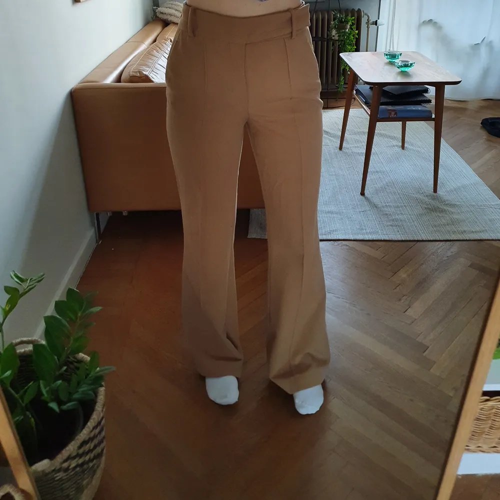 Ljusbruna kostymbyxor från Zara. Jag har sytt upp dom några cm (se sista bilden) men de går lätt att ta ner till orginal längd. Jag är 165 cm. . Jeans & Byxor.