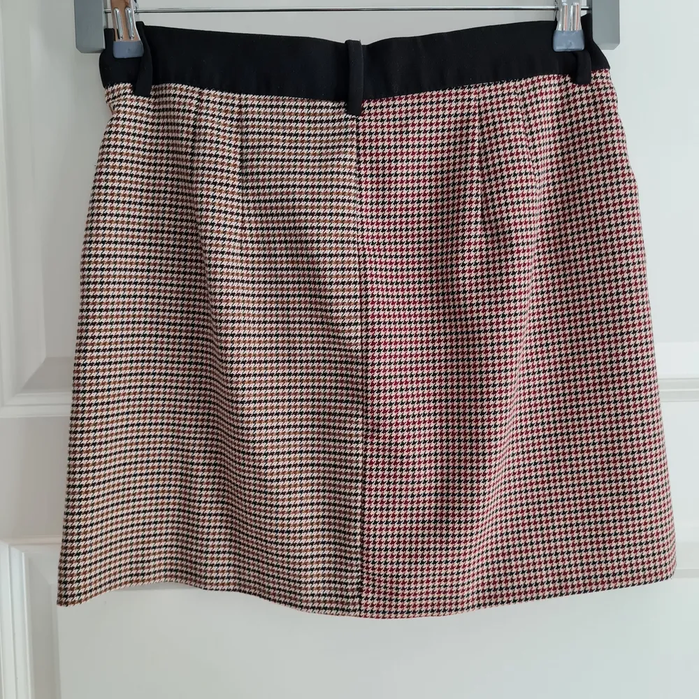 Patchwork mini skirt with pockets from Zara. With practical pockets, zipper and button fastening in front. Waist 37 cm. Total length 41 cm.. Kjolar.