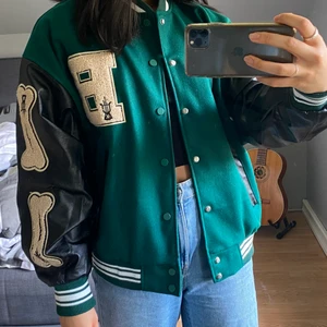 Varsityjacka - Säljer denna gröna jacka från Aelfric Eden. Aldrig använd, endast provad! Storlek M. 600 kr + ev frakt.