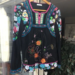 Blouse - I mycket bra skick och passar jätte bra till summer 