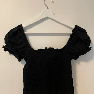 Svart topp med puffärmar  - Köpt på nakd men märket heter ”trendyol” 💞