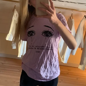 Melanie Martinez tröja - Superfin fin t-shirt köpt på en Melanie Martinez konstär 2020! Näst intill oanvänd! 90kr + frakt 💕
