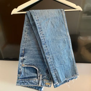 Zara jeans - Jeans från zara, i en blå färg drar lite åt det mörkare hållet, fint skick. Dem är raka med innerbenslängd 62cm. St 36💫 frakt tillkommer