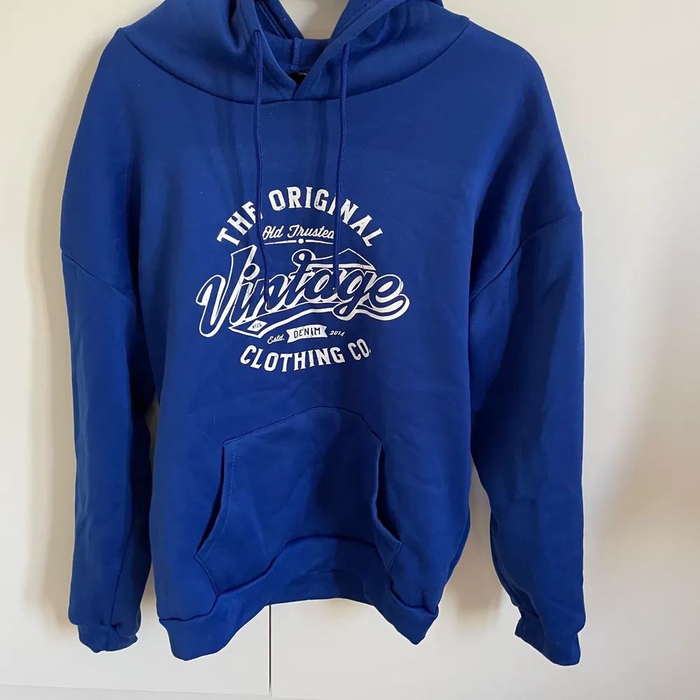 Säljer denna hoodie från SHEIN då den inte kommer till användning. . Hoodies.