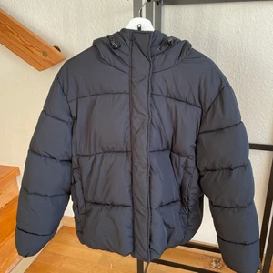 Svart pufferjacka - Super fint skick med luva❤️