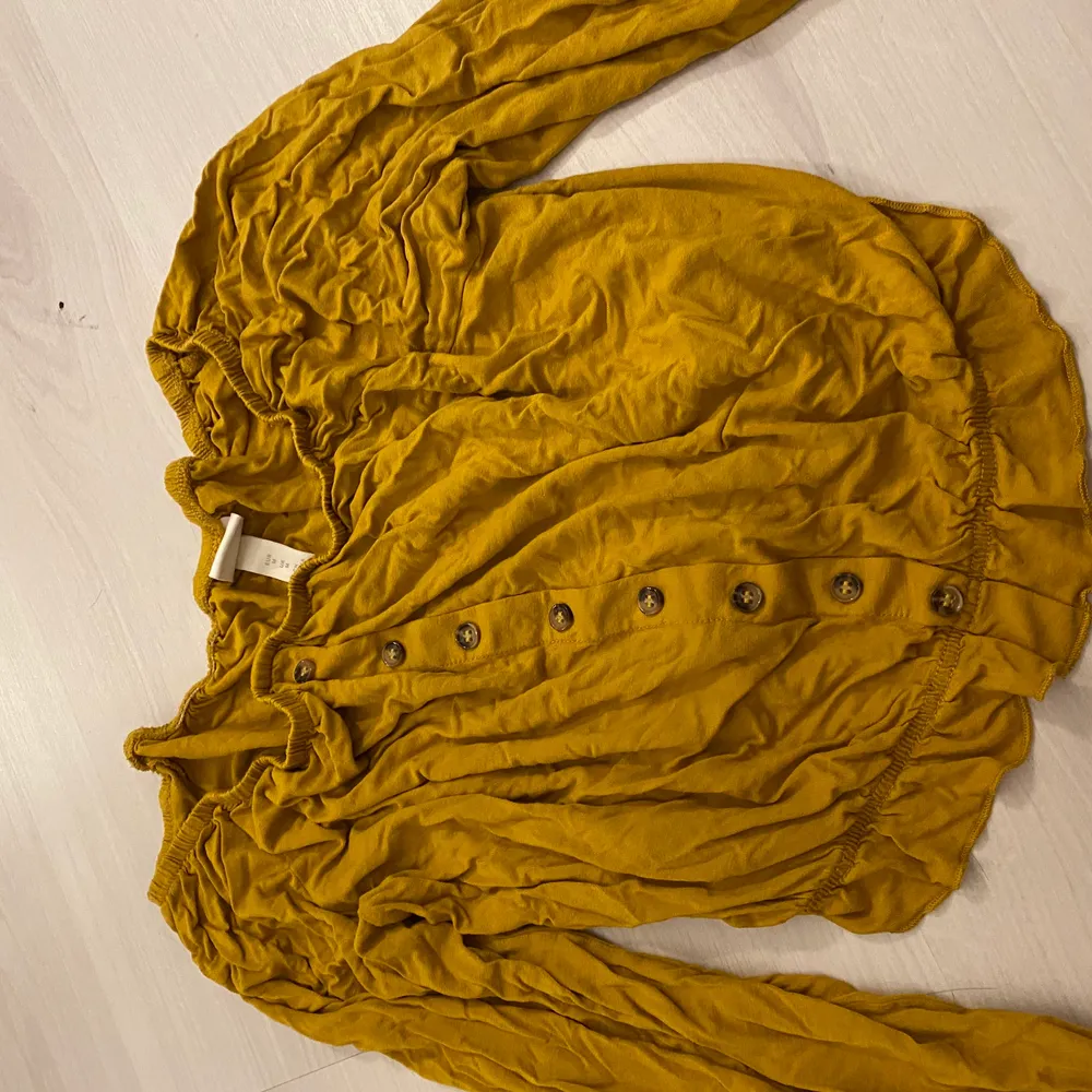 Säljer en fin gul/orange tröja stl . Tröjor & Koftor.