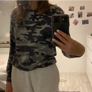 Camoflage tröja - Storlek S men passar skulle även kunna passa Xs eller M (töjbar) i toppskick och näst intill oanvänd. Säljer för 100kr+ frakt.