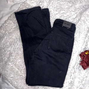 Weekday, row - Weekday jeans i modellen row som är populär. Säljer då dem tyvärr inte passar mig:( är i bra skick.  Pris går ej att diskutera, köpare står för frakten💕