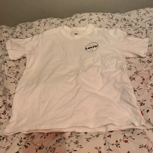 Vit Lewis T-Shirt Storlek M - Använd ca 2 gånger, fint skick, storlek M