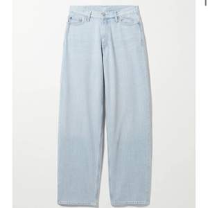 Ett par ljusblå jeans från Weekday i modellen Rail Mid Loose Straight Jeans, färg 00s blue storlek 25/32. skriv gärna för frågor<3 