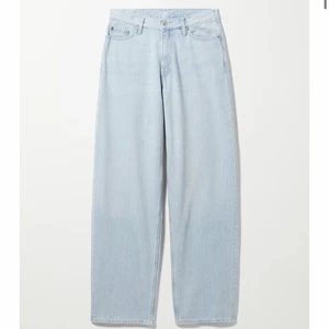 Weekday jeans Rail ljusblå 25/32 - Ett par ljusblå jeans från Weekday i modellen Rail Mid Loose Straight Jeans, färg 00s blue storlek 25/32. skriv gärna för frågor<3 