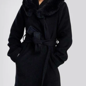 SANNA ALEXANDRA KAPPA STRL S - Säljer min Sanne Alexandra kappa då den inte längre kommer till användning. Fint skick! Använd varsamt. Storlek S - Nypris 3000kr