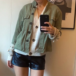 Jacka - Säljer en fin grön lite tunnare jacka (perfekt till sommaren eller våren). Den har fina detaljer💕