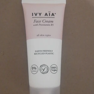 Kräm  - En moisturizer från iva aia. 100% vegan 0% perfym. Märket är väldigt bra Då jag har en annan från iva aia men säljer den pågrund av att det var inte riktigt min "skin type". (använd 1 gång) 💗