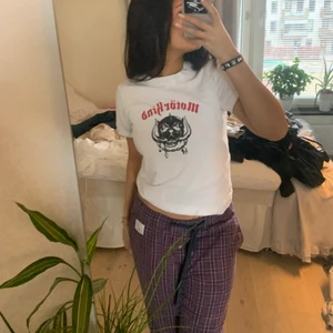 Jätte fin t shirt med tryck på  - Så fin Y2k t shirt köpt second hand , passar Xs/S