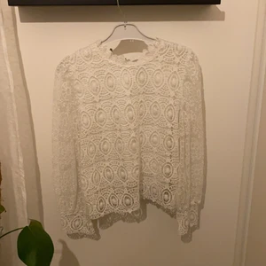 Spets blus - Knappt använd, strl 36/38, jätte söt på.