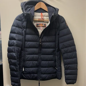 Para jumpers jacka dam  - Väldigt fin inga märken! Bra skick! Använd under ett halvår ungefär. Storlek S för dam! 