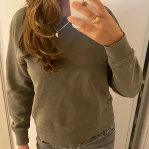 Collage tröja - Snygg collage tröja från H&M som aldrig är använd. Snygg croppad modell i en fin militärgrön färg