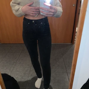 GADEROBSRENSNING!! - Jeans från Gina tricot i modellen Leah. Strl 34 och passar mig som är 170cm och vanligetvis bär strl 34-36
