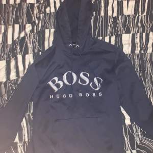 Säljer min killes mörkblå hugo boss hoodie då den inte kommer till användning längre. Storlek M men passat även storlek S. Köptes för 1400kr, buda från 600kr!❗️ Köp direkt för 1000kr❗️Tröjan är i bra skick då den knappt har använts så mycket 😊