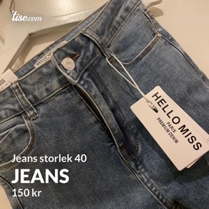 Jeans JFR - Ett par helt oanvända jeans från jfr i storlek 40. De är stretch och är grå/blå med lite slitningar 