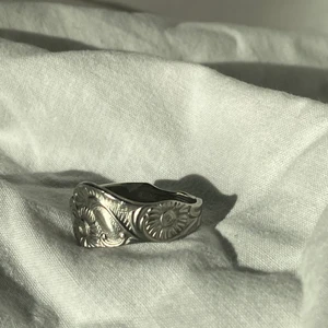 Ring - En jättecool ring som finns i 2 stl ( kolla in mina inlägg) omkretsen på denna är 7 cm! Alla pengar går till WWF! Köparen står för frakt!