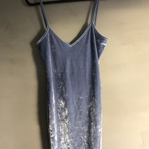 NAKD sammetsklänning - Ljusblå sammetsklänning från NAKD i storlek XS med djup rygg. 