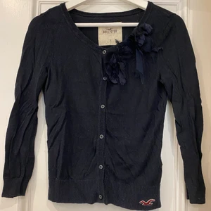 Söt marinblå kofta - En kofta från hollister i storlek S. 