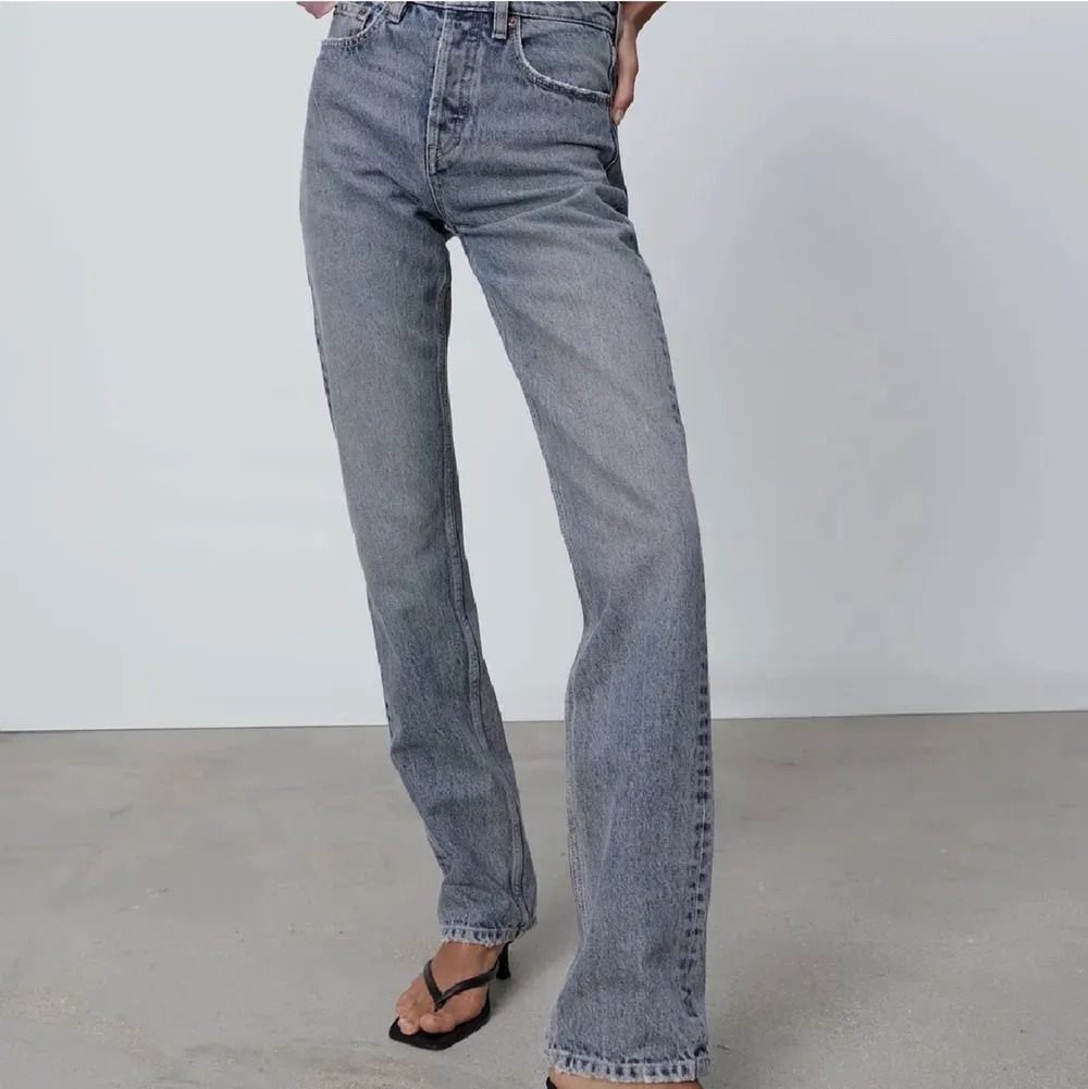 Säljer dessa skitsnygga populära zara jeansen i den perfekta färgen. Dom passar till exakt allt!! Så perfekta! Endast använda ett fåtal gånger och i väldigt bra skick. Buda från 400 eller köp direkt för 600 exklusive frakt! . Jeans & Byxor.
