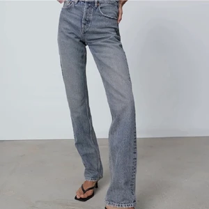 Zara- Mid Rise straight jeans  - Säljer dessa skitsnygga populära zara jeansen i den perfekta färgen. Dom passar till exakt allt!! Så perfekta! Endast använda ett fåtal gånger och i väldigt bra skick. Buda från 400 eller köp direkt för 600 exklusive frakt! 