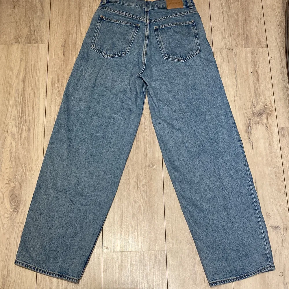 Weekday jeans i modellen Rail. Jeansen är i nyskick då de använts endast en gång. Frakt ingår.. Jeans & Byxor.