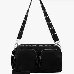 Gina tricot väska - Säljer denna då den inte kommer till användning längre. Nypriset ligger runt 400kr och jag säljer för 200. Den är helt slutsåld och har inte sålts på länge. Köparen står för frakt. Pruta inte ner tack. Man kan ha den på tre olika sätt och den är väldigt rymlig med fem stycken fack, ett är ett innefack.