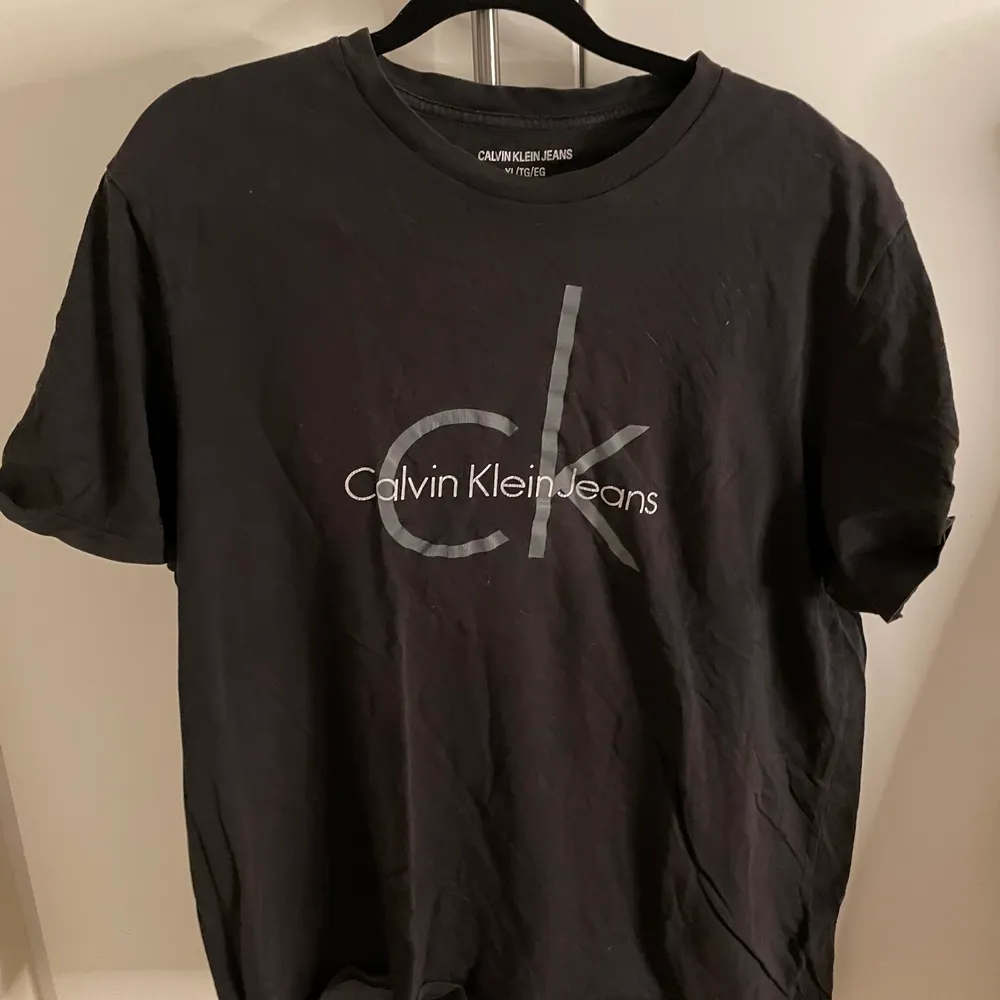 t-shirt från Calvin Klein i storlek herr xl! Skriv för bättre bild eller om ni har några frågor. . T-shirts.