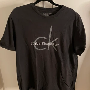 t-shirt från Calvin Klein  - t-shirt från Calvin Klein i storlek herr xl! Skriv för bättre bild eller om ni har några frågor. 