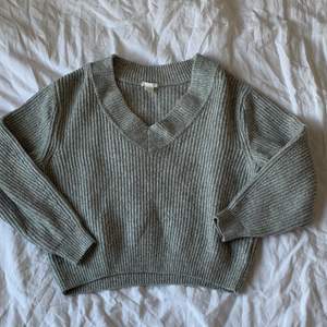 Fin grå stickad tröja från hm🖤köpt för några år sedan och är i bra skick. Stl S. Säljer för 80 kr + frakt!