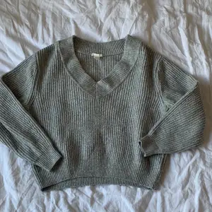 Fin grå stickad tröja från hm🖤köpt för några år sedan och är i bra skick. Stl S. Säljer för 80 kr + frakt!